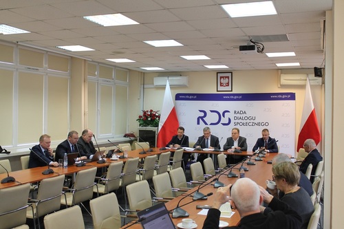 Członkowie Zespołu problemowego ds. polityki gospodarczej i rynku pracy RDS na posiedzeniu w dniu 12 lutego 2020 r.
